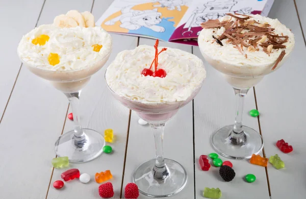 Молочний коктейль в склянку з цукерки — стокове фото