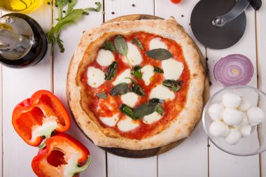 ahşap tahta üzerinde pizza