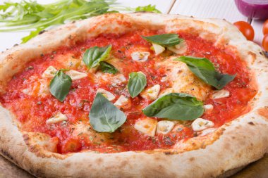 Ahşap tahta üzerinde tüm pizza