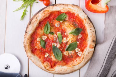 Ahşap tahta üzerinde tüm pizza