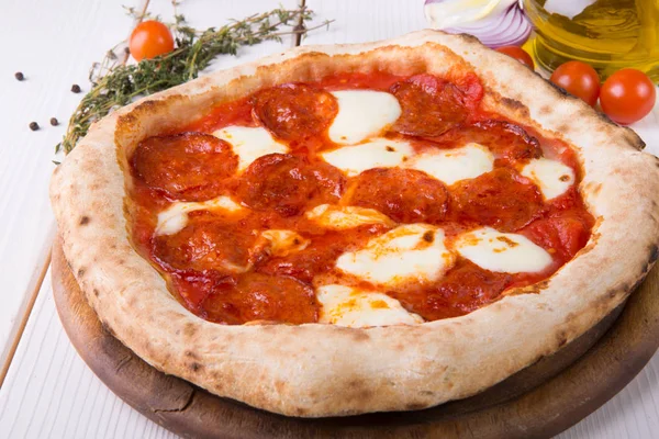 Pizza Pepperoni inteira — Fotografia de Stock