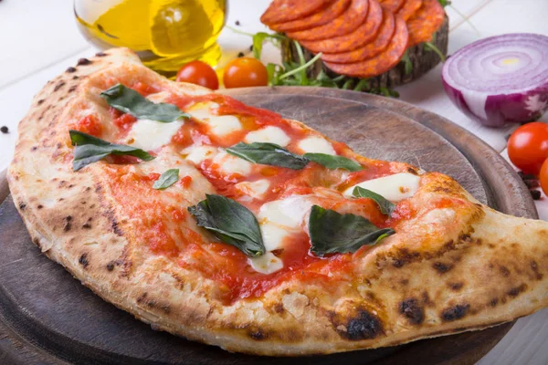 Pizza de calzone fresca — Fotografia de Stock