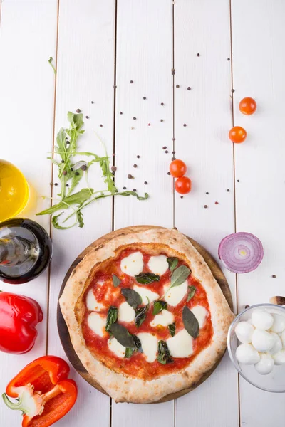Pizza em placa de madeira — Fotografia de Stock