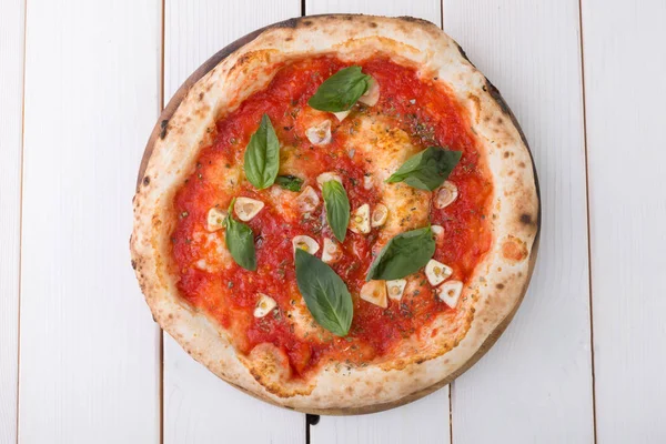 Pizza intera su tavola di legno — Foto Stock