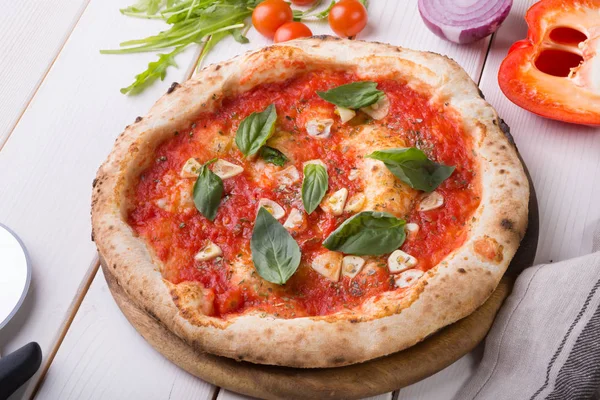 Hela pizza på träskiva — Stockfoto