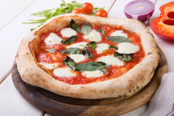 ahşap tahta üzerinde pizza