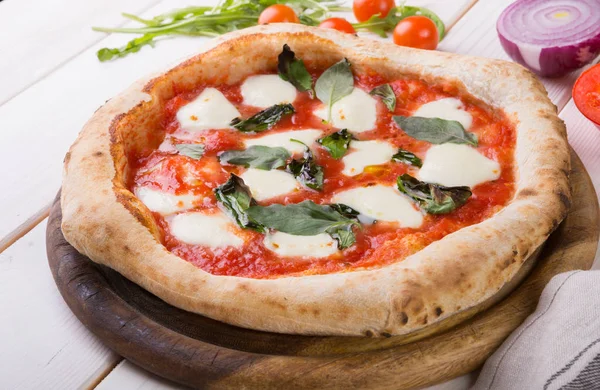 Pizza su tavola di legno — Foto Stock