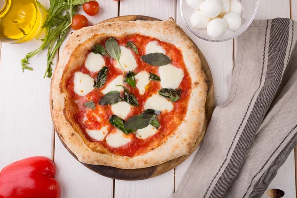 Pizza su tavola di legno — Foto Stock