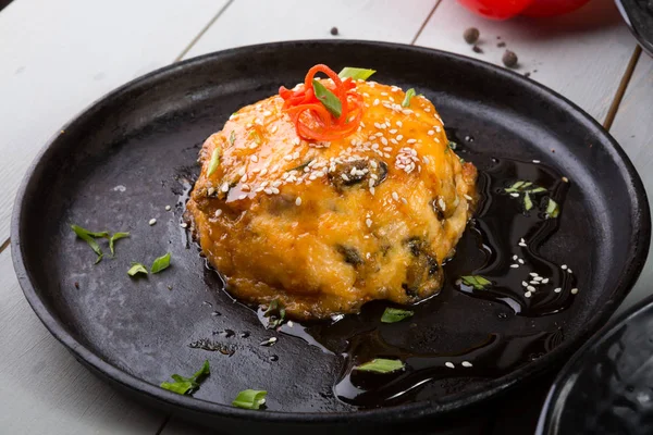 Salmão com cogumelos assados com queijo — Fotografia de Stock