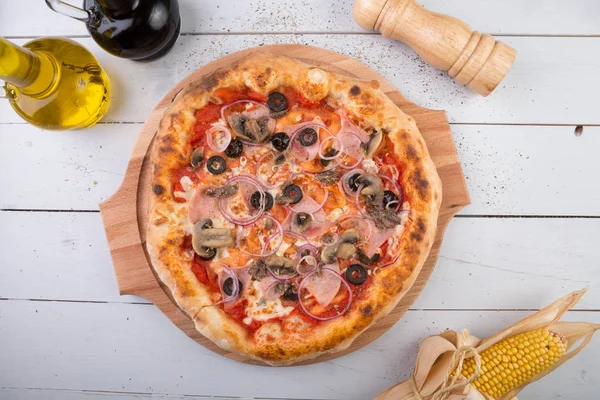 ahşap tahta üzerinde tamamen pişmiş pizza