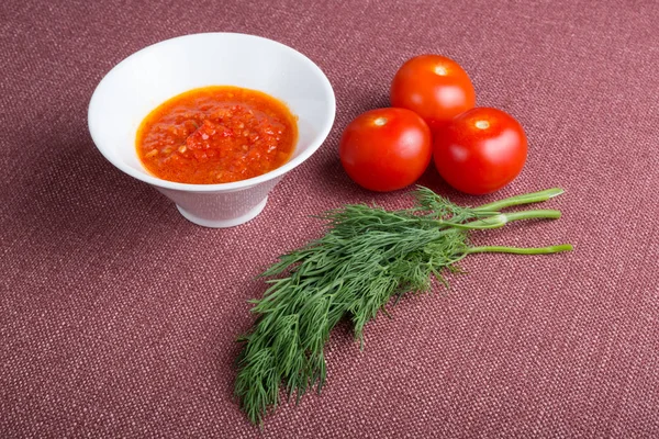 Chilisoße, Tomaten und Dill — Stockfoto