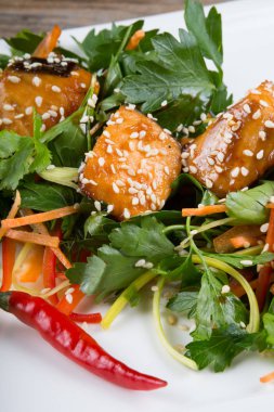 Otlar ve somon salatası