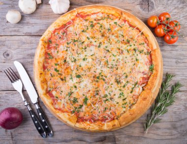 Bir gemide bütün pişmiş pizza