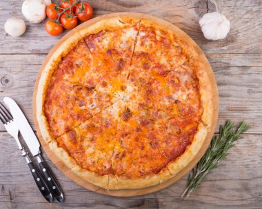 Bir gemide bütün pişmiş pizza