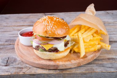 Patates kızartmalı hamburger.