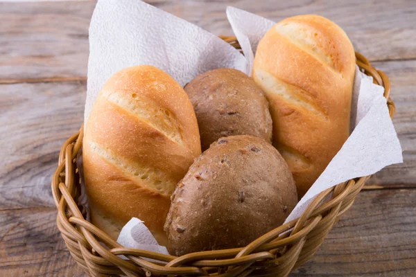 Корзина хлеба на деревянной доске — стоковое фото