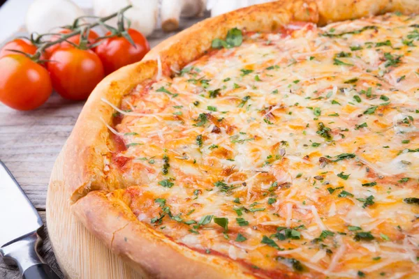 A deszkán egész sült pizza — Stock Fotó