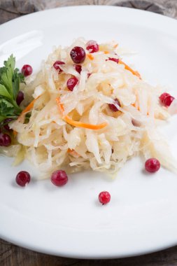 Çilek ile lahana turşusu