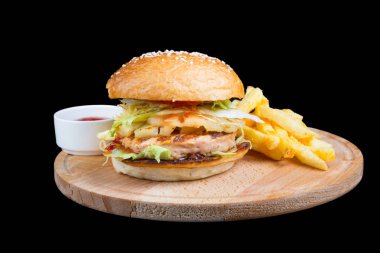 Patates kızartmalı hamburger.