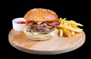 Patates kızartmalı hamburger.