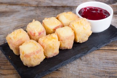 Kızarmış peynir ve domuz pastırması