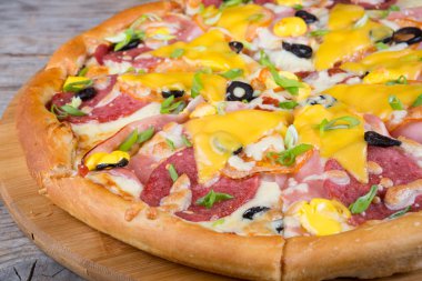 Pizza ahşap bir gemide görev yaptı.