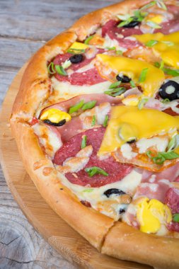 Pizza ahşap bir gemide görev yaptı.