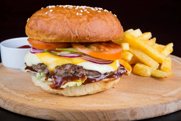 Burger z frytkami — Zdjęcie stockowe