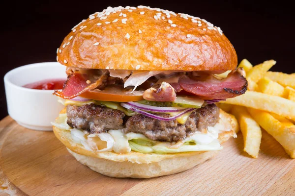 Burger s hranolkama — Stock fotografie