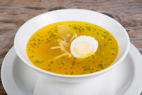 Russische Suppe mit Ei — Stockfoto