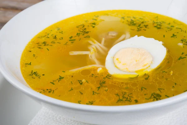 Russische Suppe mit Ei — Stockfoto