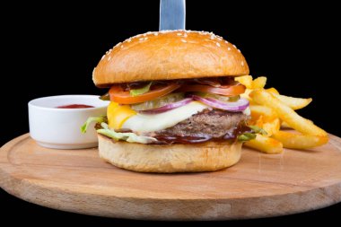 Patates kızartmalı hamburger.