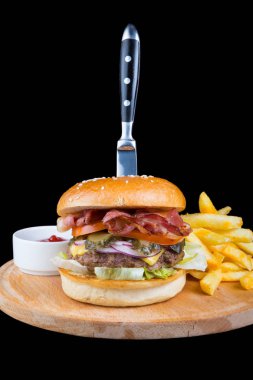 Patates kızartmalı hamburger.