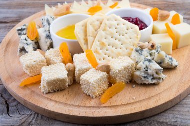 Ahşap tahta üzerinde Peynir tabağı