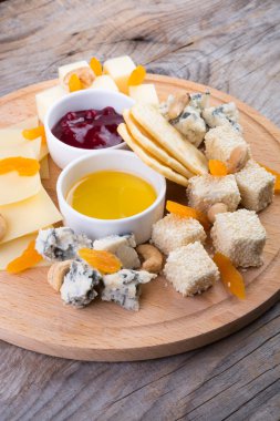 Ahşap tahta üzerinde Peynir tabağı