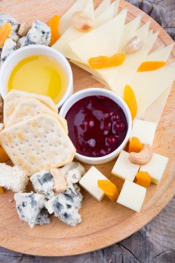 Ahşap tahta üzerinde Peynir tabağı