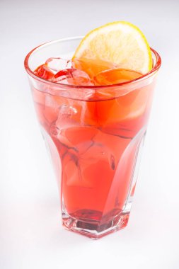 Limonata cam beyaz arka plan üzerinde