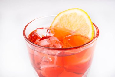 Limonata cam beyaz arka plan üzerinde