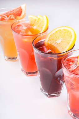 Limonata cam beyaz arka plan üzerinde