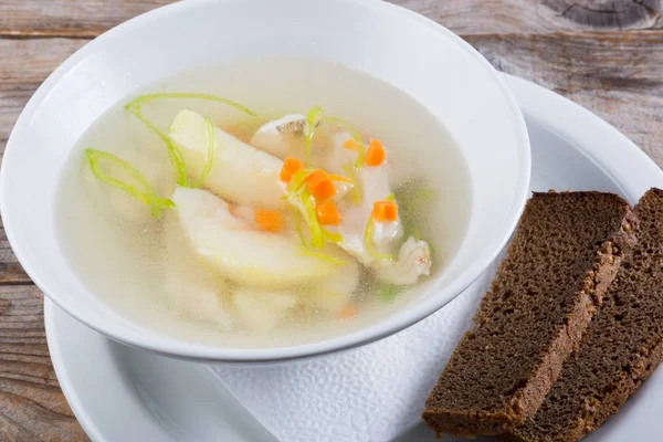 Zuppa russa servita con pane nero — Foto Stock