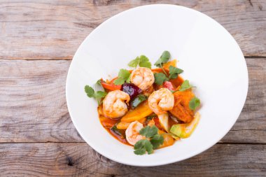 Asya karides salatası