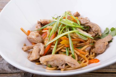 Asya wok erişte