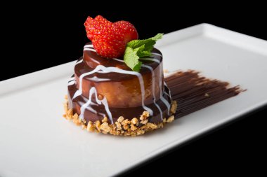 Çilekli çikolatalı pasta.