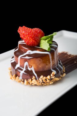Çilekli çikolatalı pasta.