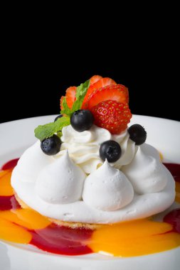 Pavlova kek çilek ile