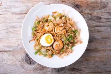 Asya kızarmış noodle