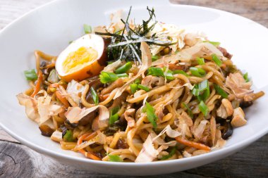 Asya kızarmış noodle