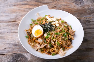 Asya kızarmış noodle