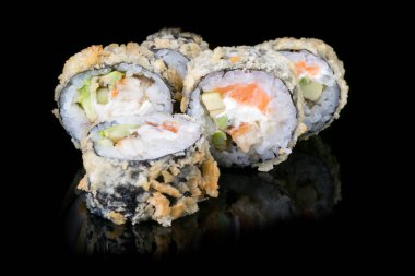 Siyah arka plan üzerine Japon rulo