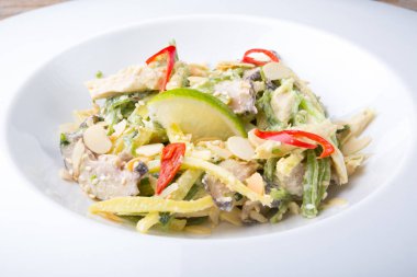 Fındık ile Asya salata